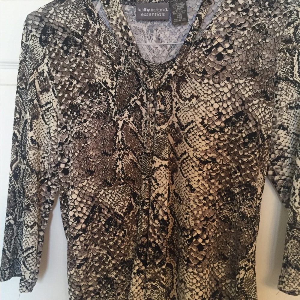 Kathy Ireland long sleeve light weight blouse